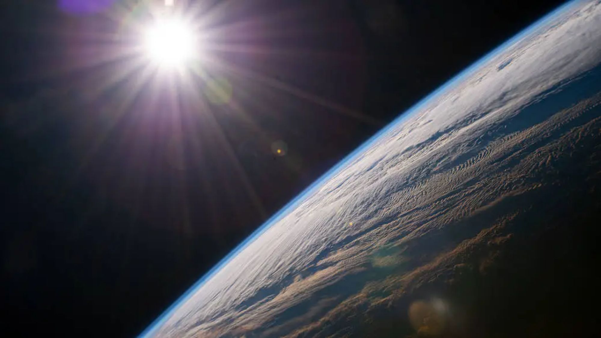 [EN]  Earth may survive the sun's death after all, new study suggests 