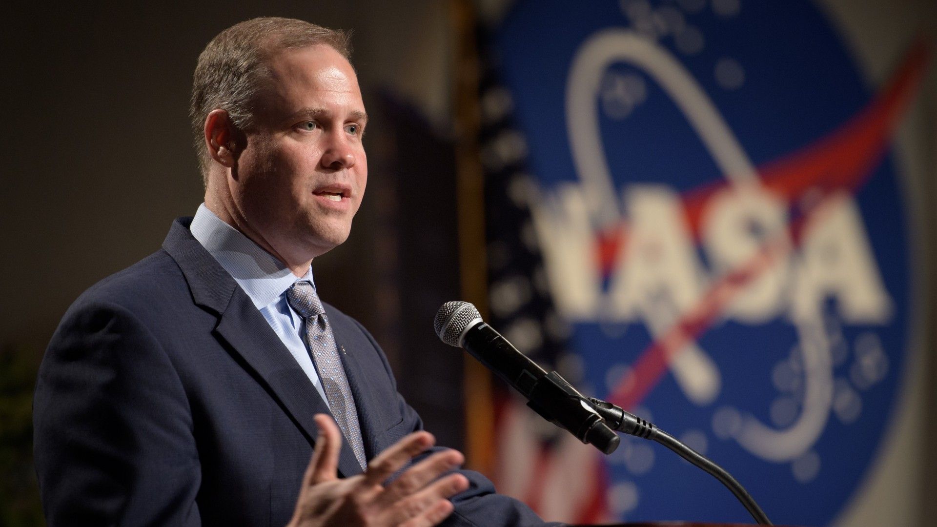[EN]  'That's going to come back and bite us': Former NASA chief questions Artemis moon lander plans 