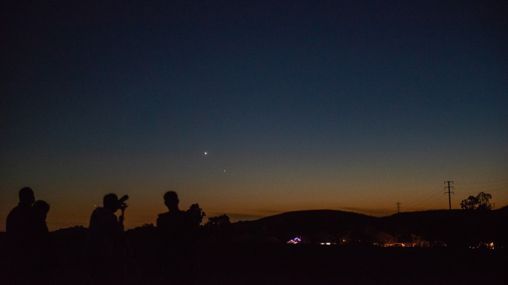 [EN]  The moon, Mars and the Pleiades form a stunning lineup before dawn on July 11. Here's how to see it 